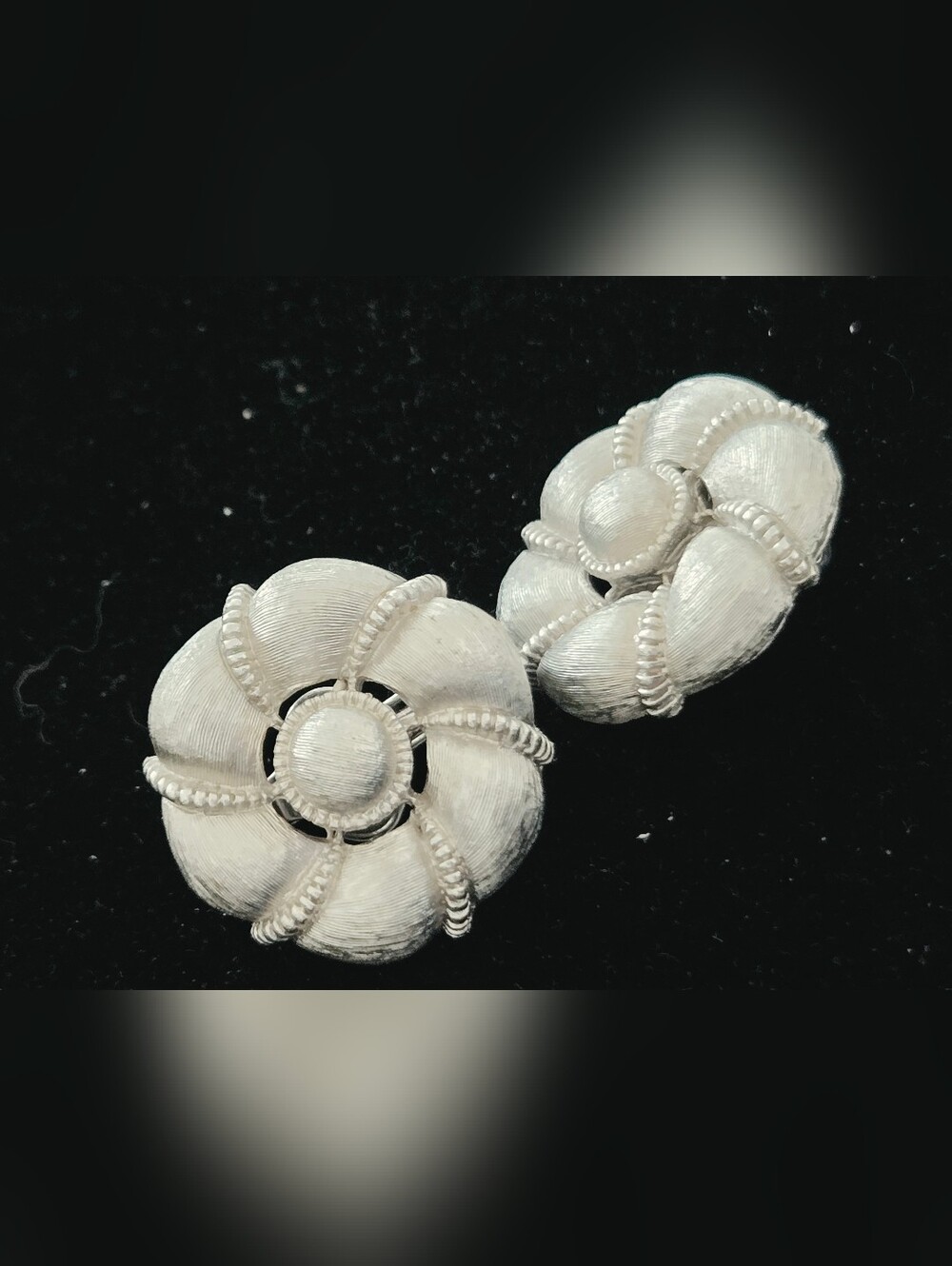 Vintage Trifari Silver Floral Clip-On Earrings - Elegant Silver-Tone Flowers